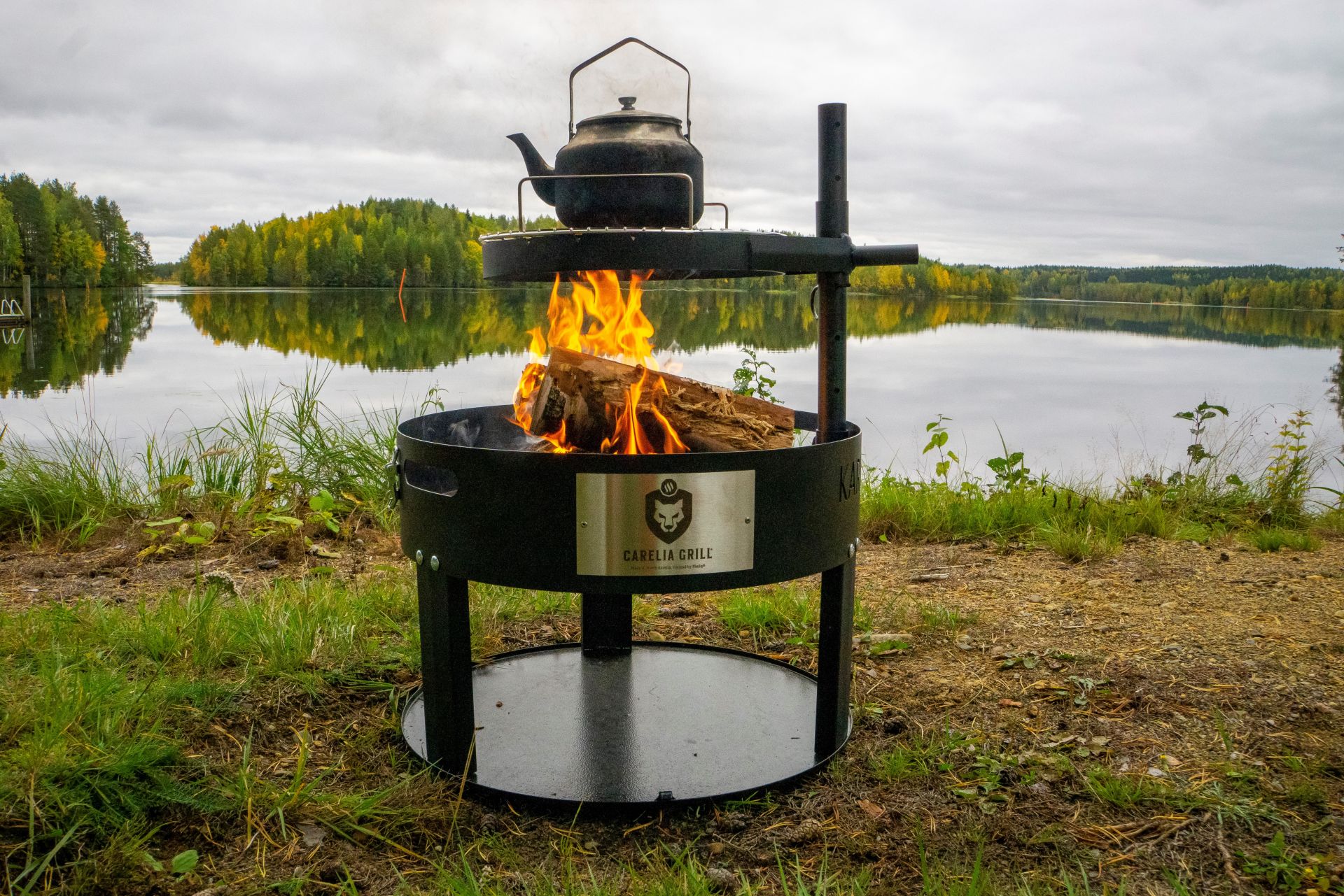 Der Carelia Grill® Karu ist ein kompakter, leistungsfähiger Grill, der sowohl im Garten aber auch unterwegs beim Camping gute Dienste leistet. Aufgrund seiner vielseitigen Kochmöglichkeiten eignet er sich hervorragend zum Grillen von Fisch, Fleisch und Gemüse.