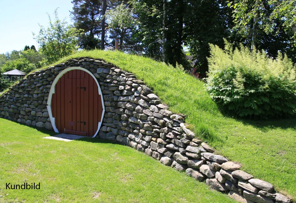 Eingangsfront fabrikseitig gestrichen. Ein praktisches und ästhetisches Upgrade: Der fabrikseitige Anstrich der Außentür in Schwedenrot verleiht Ihrem Erdkeller eine charmante, skandinavische Optik.  (+49 EUR)