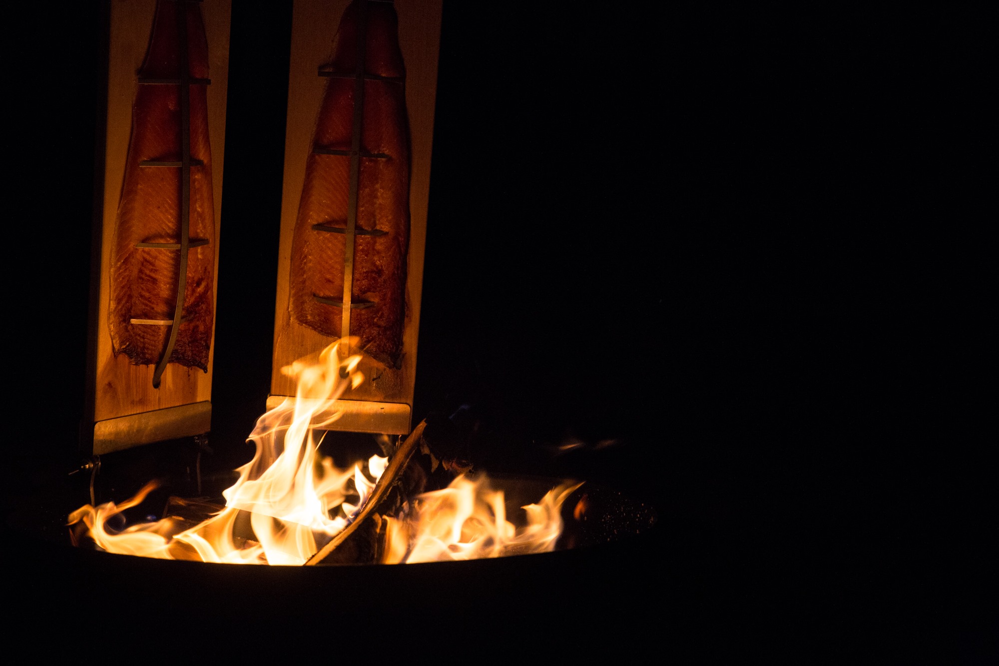 Flammlachsbrett mit Edelstahlhalterung – Bild 5