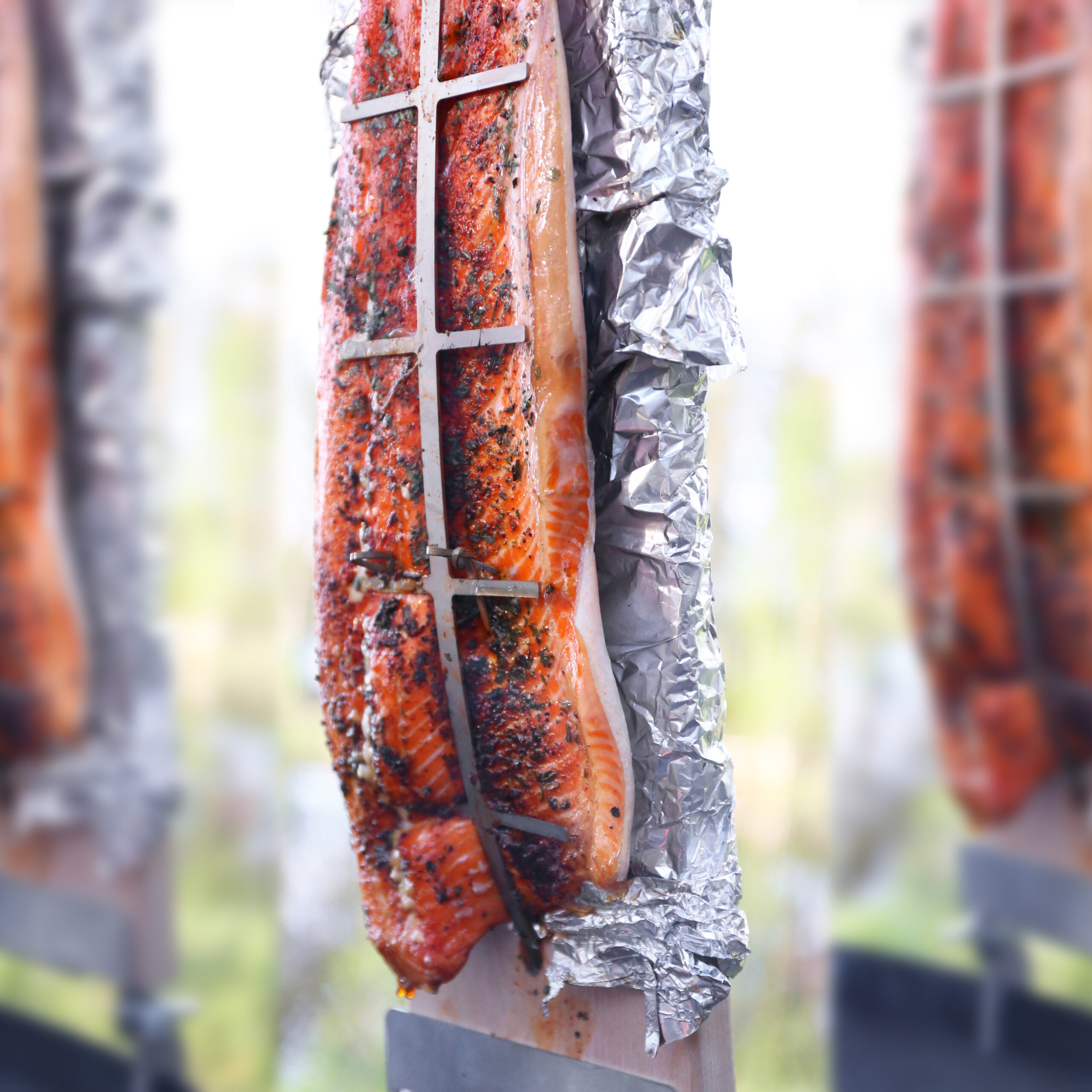 Flammlachsbrett mit Edelstahlhalterung – Bild 2