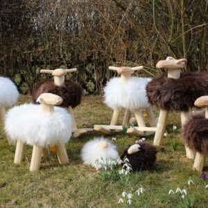 Handgefertigte Holzschafe mit echtem Schafsfell