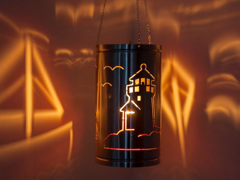 Laterne Edelstahl mit Leuchtturm, Segelboot & Möwen Motiv – Bild 2