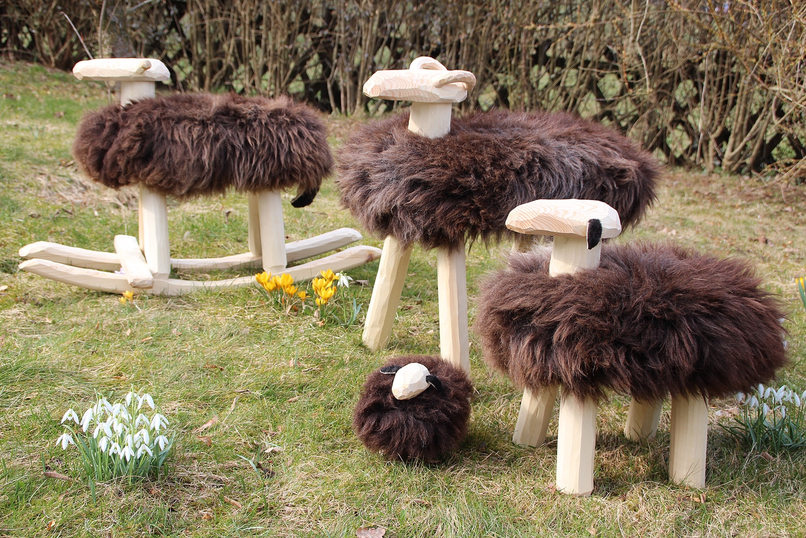 Handgefertigte Holzschafe mit echtem Schafsfell – Bild 4