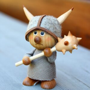 Wikingerjunge stehend