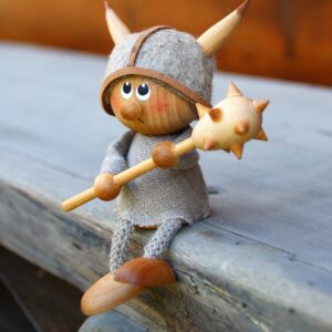 Wikingerjunge sitzend