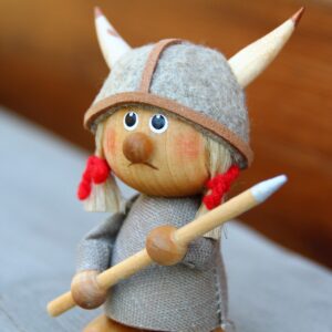 Wikingermädchen stehend